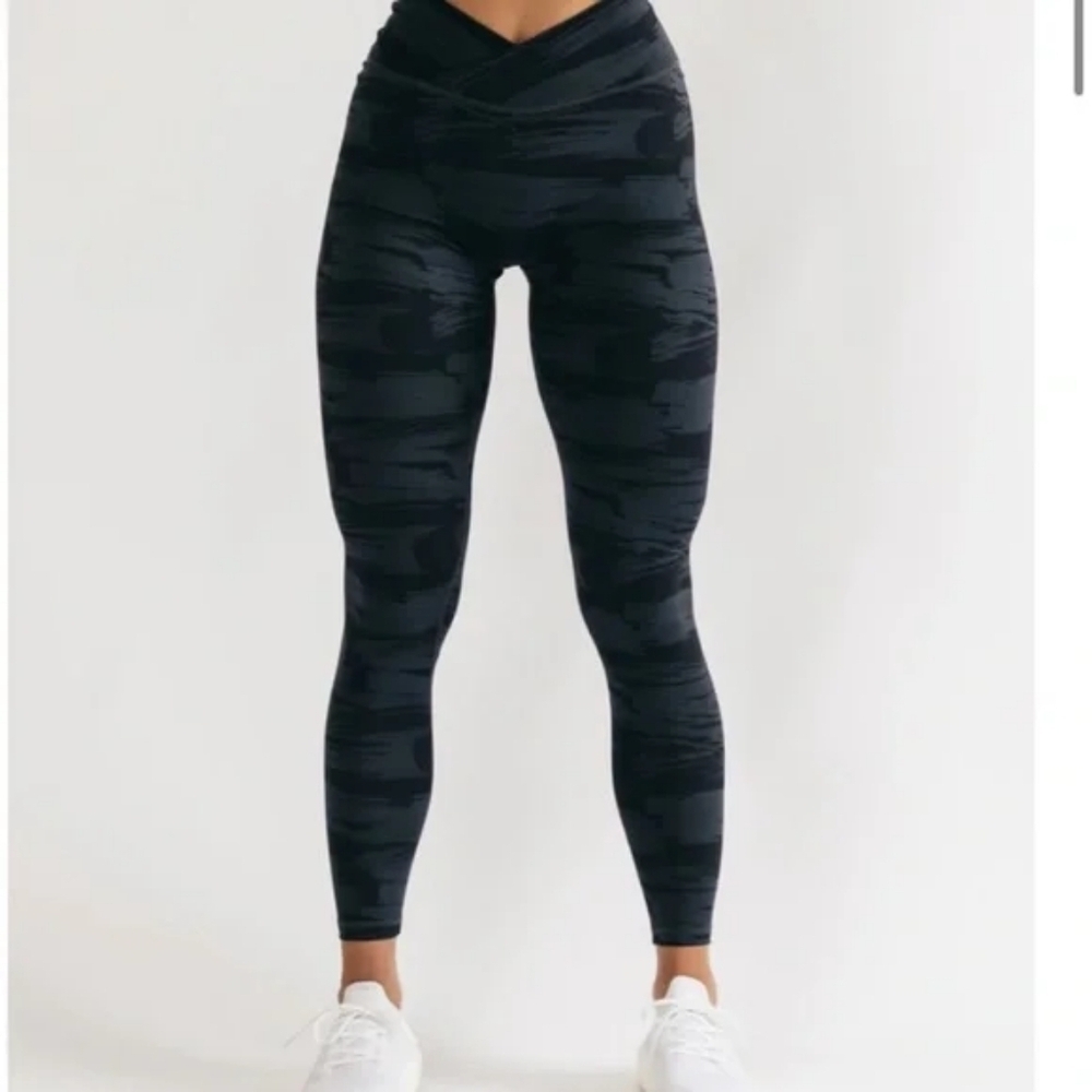 Alphalete Surface Power Gray/ Black Leggings